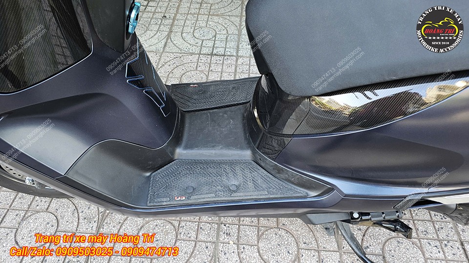 Thảm để chân Honda UC3 gồm hai tấm rời bố trí hai bên vị trí để chân người lái