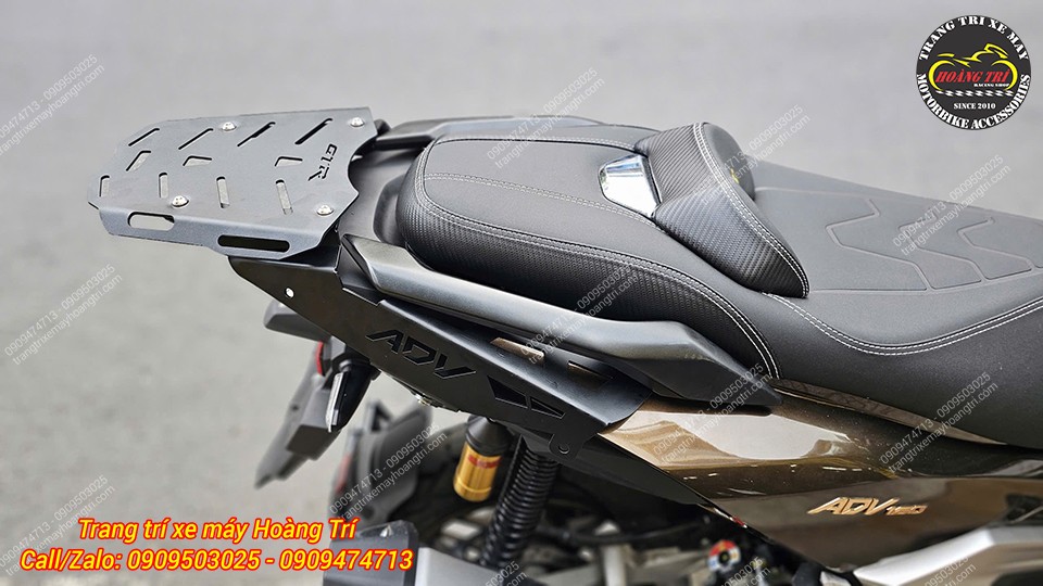 Quan sát từ bên phải, baga sau GTR CNC tạo vẻ cứng cáp cho 2 bên hông xe ADV 160