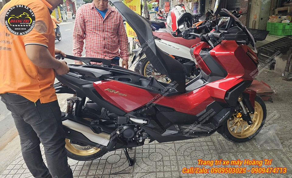 Kỹ thuật viên tiến hành lắp baga sau loại dài NCL vào vị trí đuôi xe ADV 350