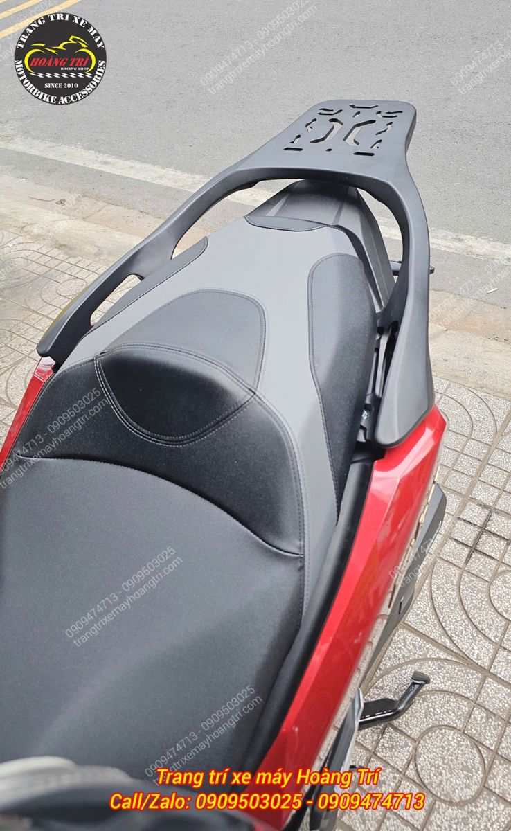 Góc nghiêng thể hiện baga sau NCL lắp sát thân xe, giữ tổng thể ADV 350 gọn gàng