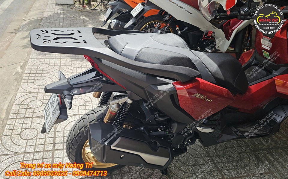 Quan sát bên hông, khung baga nhôm đúc kéo dài phần đuôi xe Honda ADV 350
