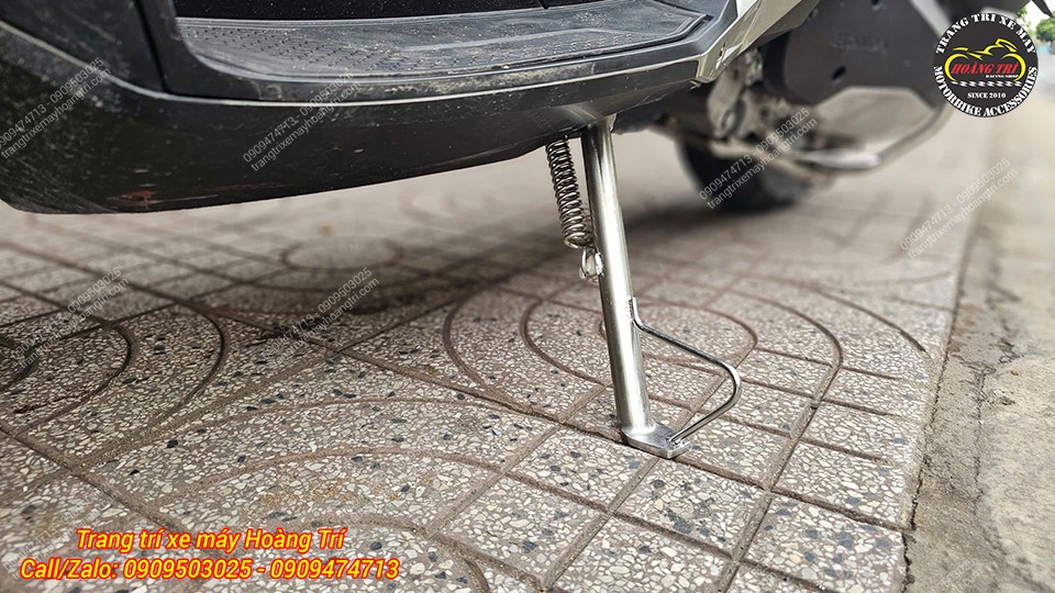 Cận cảnh chống nghiêng LRC ADV 160 với chất liệu inox sáng bóng, chắc chắn và gọn gàng