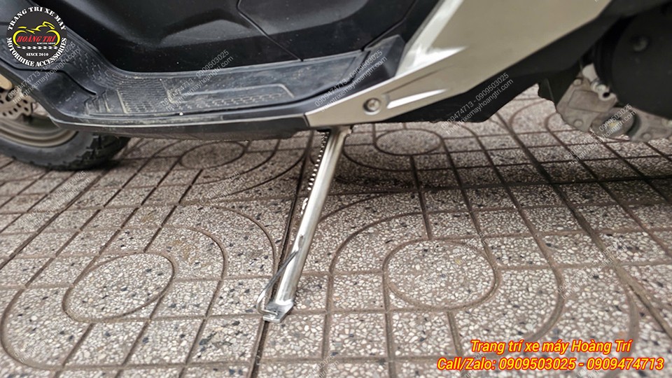 Chống nghiêng LRC lắp vừa vặn trên ADV 160, thiết kế dài giúp xe dựng ổn định