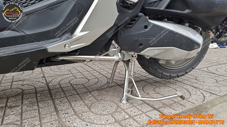 Chân chống đứng LRC ADV 160 cũng được lựa chọn bố trí cân đối dưới gầm xe