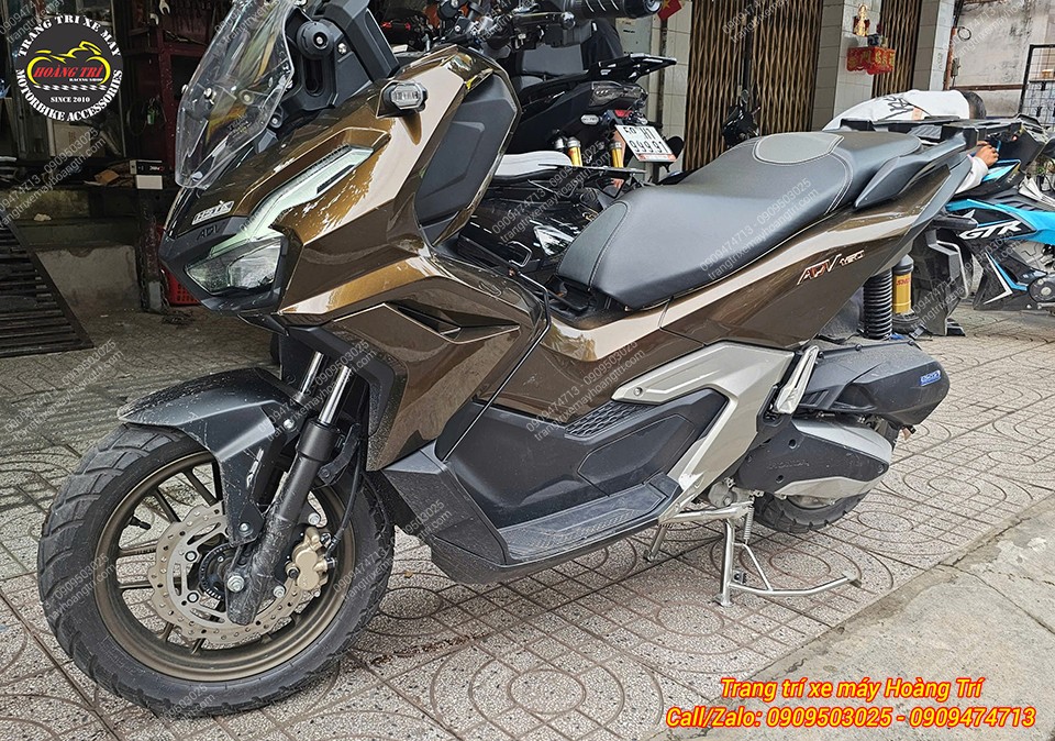 ADV 160 trang bị trọn bộ chân chống LRC sáng bóng, hài hòa cùng ngoại hình mạnh mẽ của xe