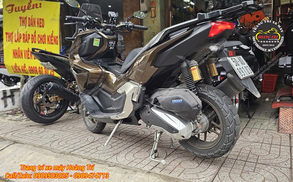 Góc sau ADV 160 giúp quan sát rõ trọn bộ chống nghiêng, chống đứng LRC được lắp gọn trên xe