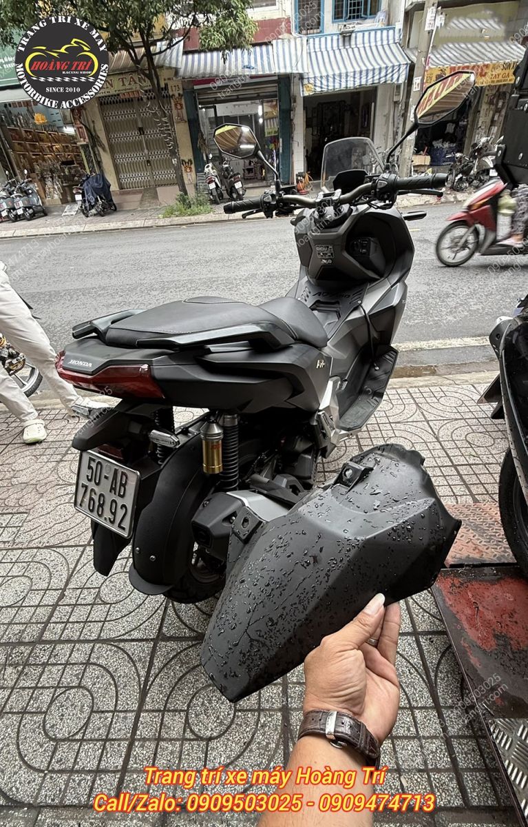 Trên tay chắn bùn zin ADV 160 được tháo ra khi đã lắp chắn bùn nguyên khối ADV 160
