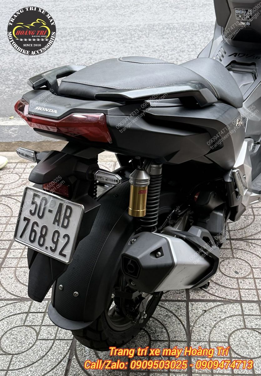 Cận cảnh chắn bùn nguyên khối ADV 160 sau lắp đặt, bao phủ rộng khu vực bánh sau xe