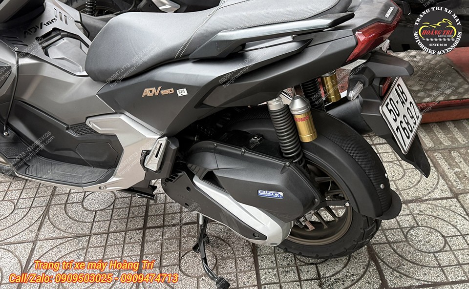 Góc bên trái cho thấy chắn bùn nguyên khối ADV 160 ôm sát bánh, tạo vẻ liền lạc