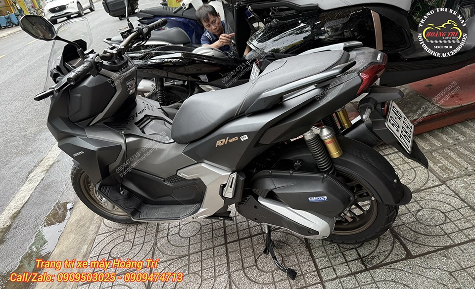 Toàn cảnh bên hông ADV 160 sau khi trang bị chắn bùn nguyên khối gọn gàng và cân đối