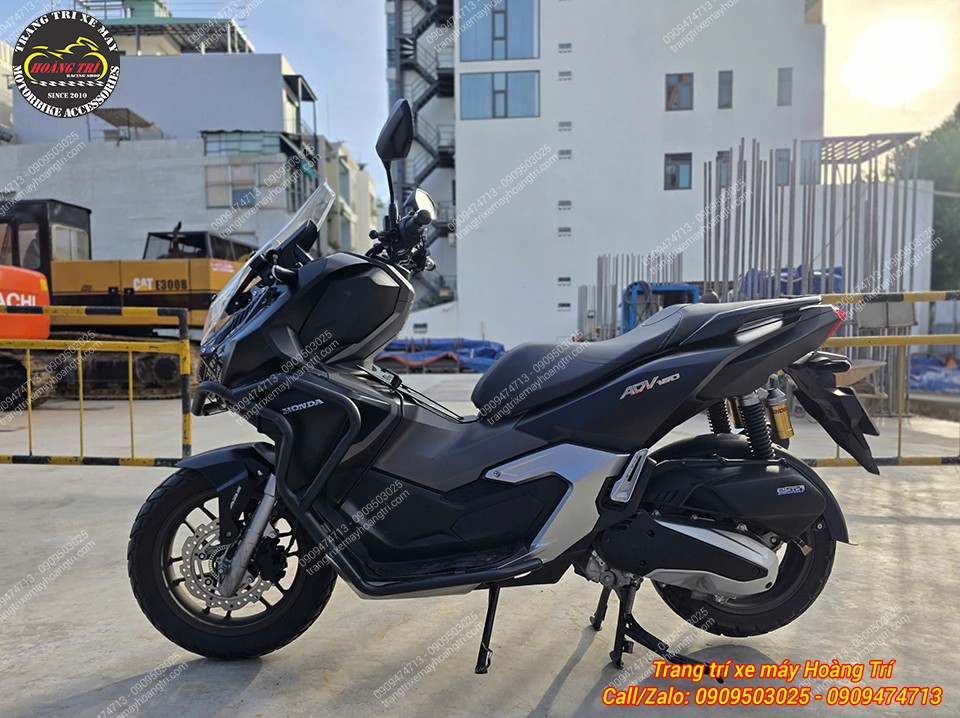 Tổng thể ADV 160 với chắn bùn nguyên khối hài hòa kiểu dáng, tăng khả năng che chắn