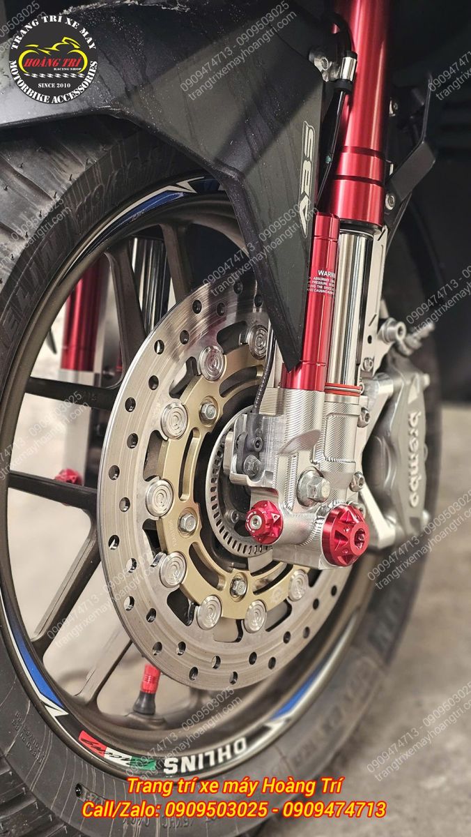 Góc cận dàn chân trước ADV 160 làm nổi bật phuộc Kingham đỏ cùng đĩa lòng nhôm
