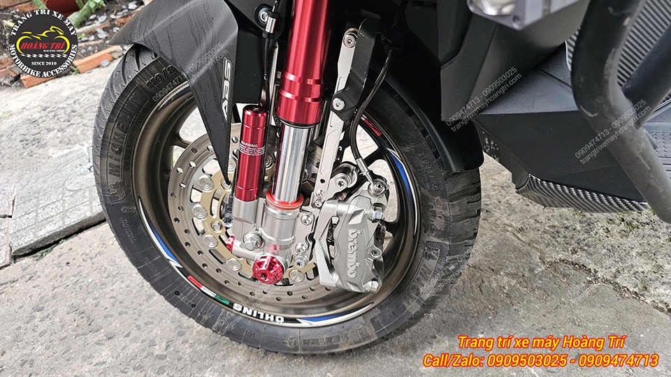 Toàn bộ dàn chân trước ADV 160 hoàn thiện với phuộc Kingham và heo Brembo M432 làm tâm điểm thu hút