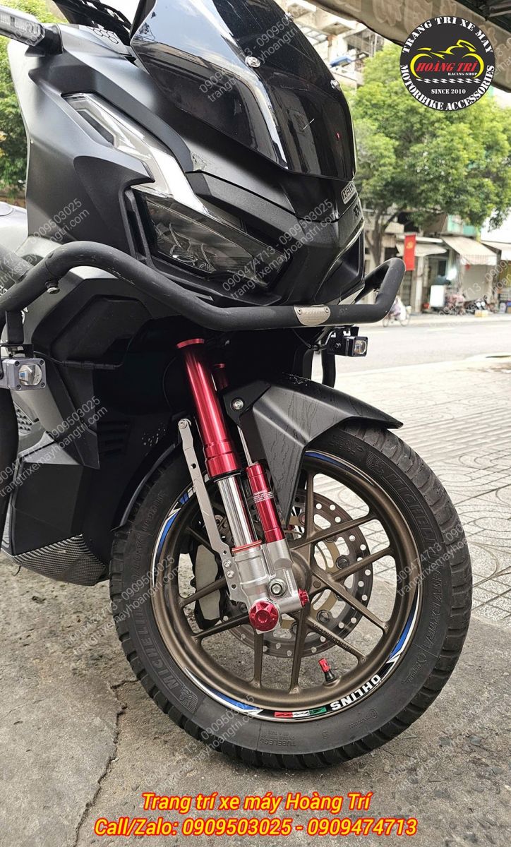 Góc nghiêng bên phải dàn chân trước ADV 160 nổi bật cặp phuộc upside down Kingham màu đỏ