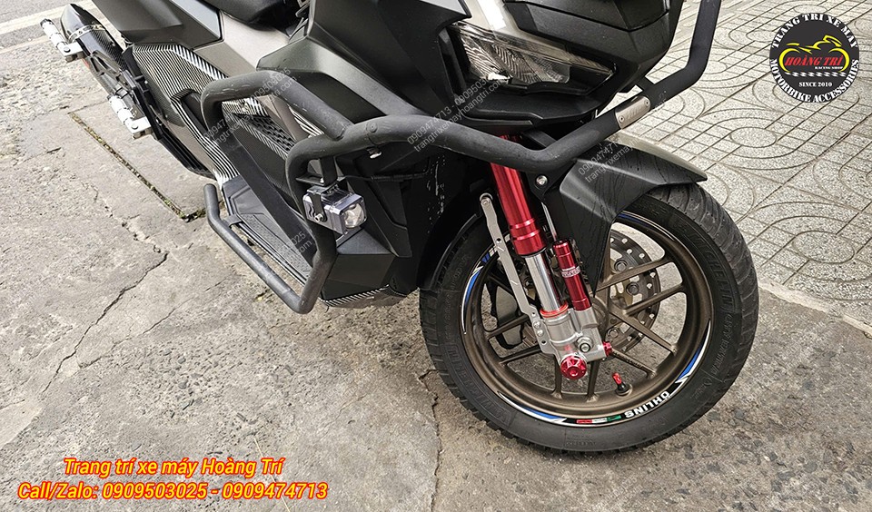 Góc nhìn từ trên thể hiện dàn chân trước ADV 160 gọn gàng, chắc chắn sau nâng cấp