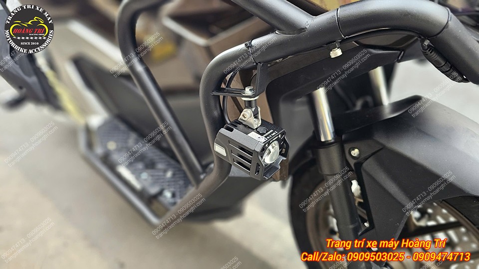 Cận cảnh đèn trợ sáng Kewig K12 được cố định chắc chắn trên khung chống đổ ADV 160