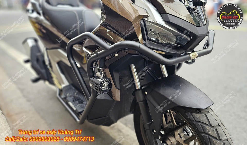 Cặp đèn Kewig K12 được bố trí đối xứng hai bên, hài hòa cùng khung bảo vệ ADV 160