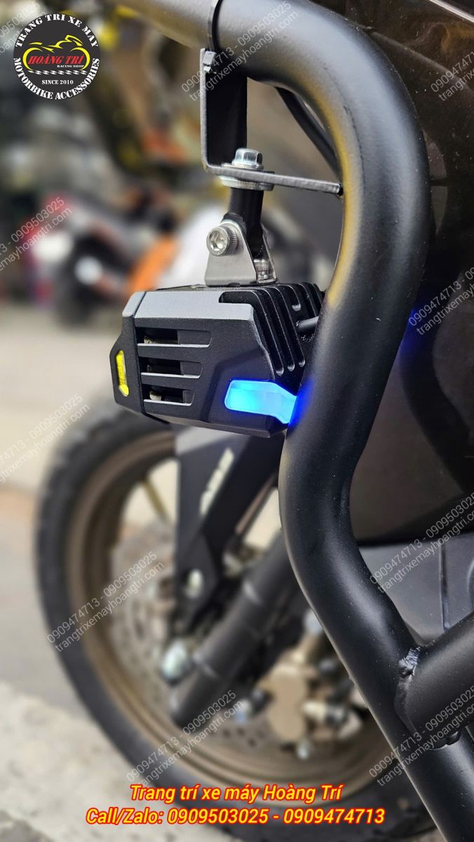 Cận cảnh thân đèn Kewig K12 với thiết kế vuông vức, tích hợp dải LED xanh phía sau