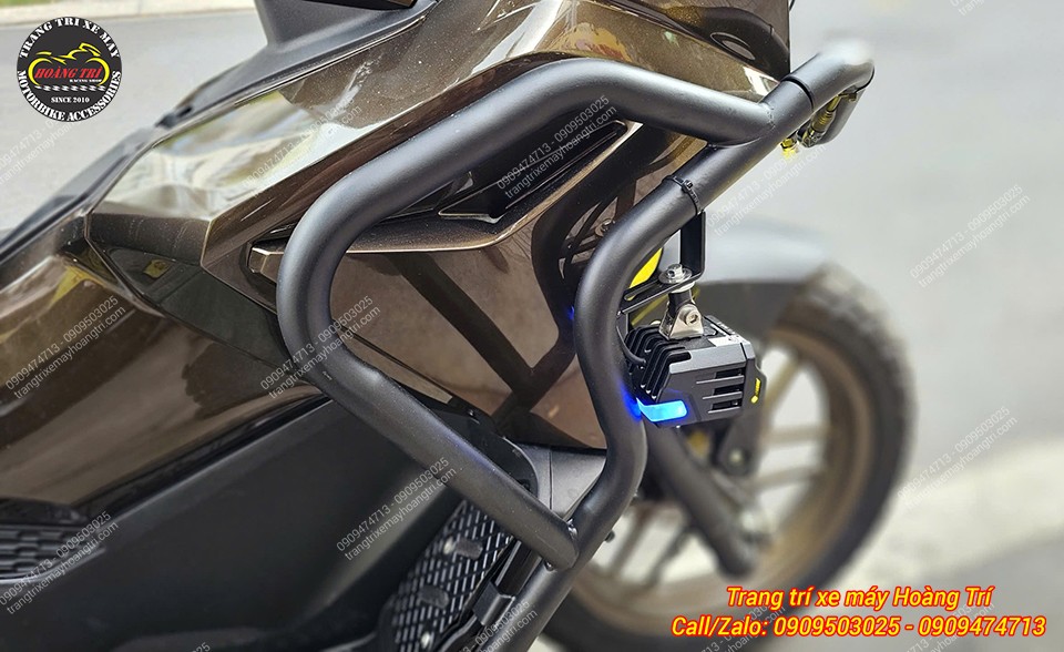 Góc nghiêng cho thấy Kewig K12 gắn sát khung chống đổ, giữ tổng thể ADV 160 gọn gàng