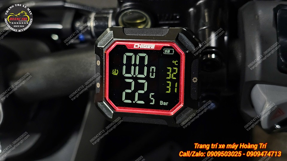 Cận cảnh đồng hồ áp suất lốp Chigee hiển thị rõ thông số lốp trên Honda ADV 160