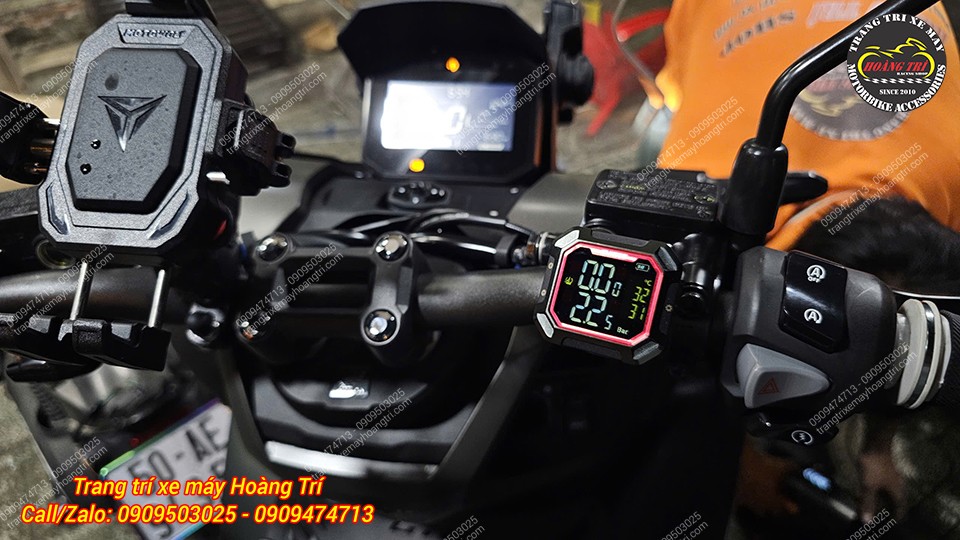 Đồng hồ áp suất lốp Chigee lắp gọn trên ghi đông ADV 160, thuận tiện theo dõi khi lái