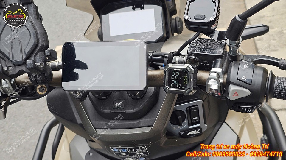 Đồng hồ áp suất lốp Chigee bố trí cạnh đồng hồ chính, giúp người lái thuận tiện quan sát