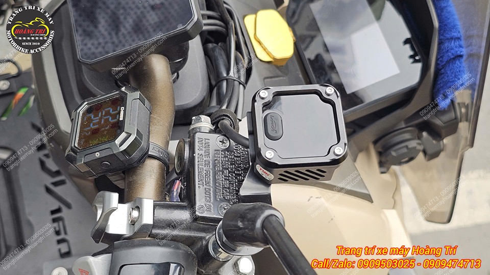 Sạc nhanh Loboo C36 130W bố trí gần tay lái, thuận tiện kết nối thiết bị khi di chuyển