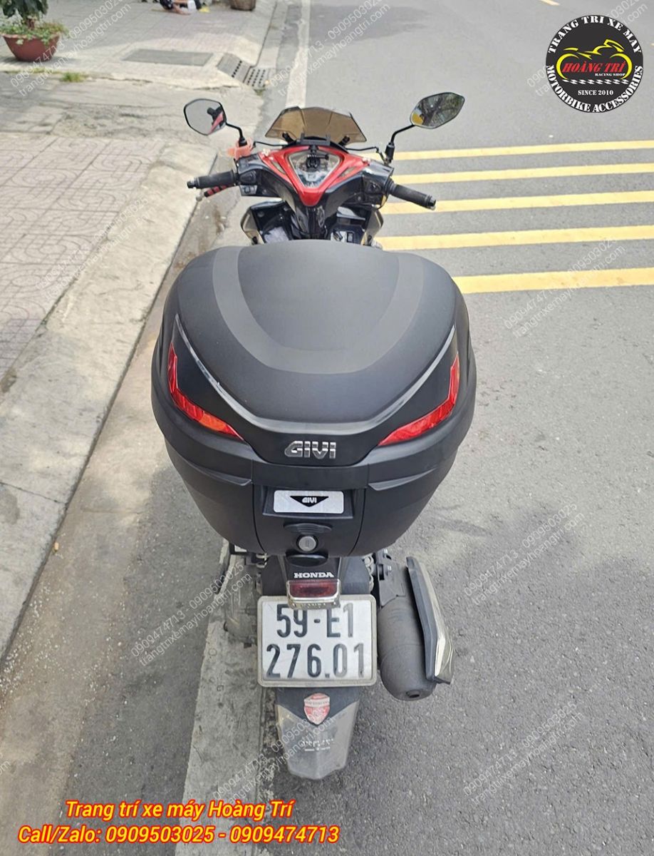 Nhìn từ phía sau, thùng Givi được lắp cân đối và gọn gàng trên baga Airblade