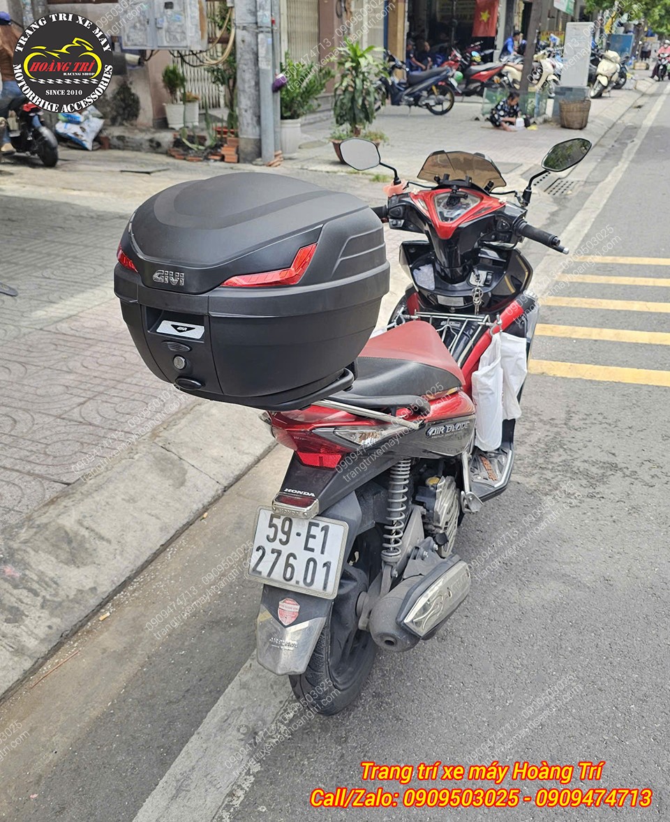 Baga kiểu Vespa tích hợp đệm tựa lưng, giúp người ngồi phía sau thêm phần thoải mái