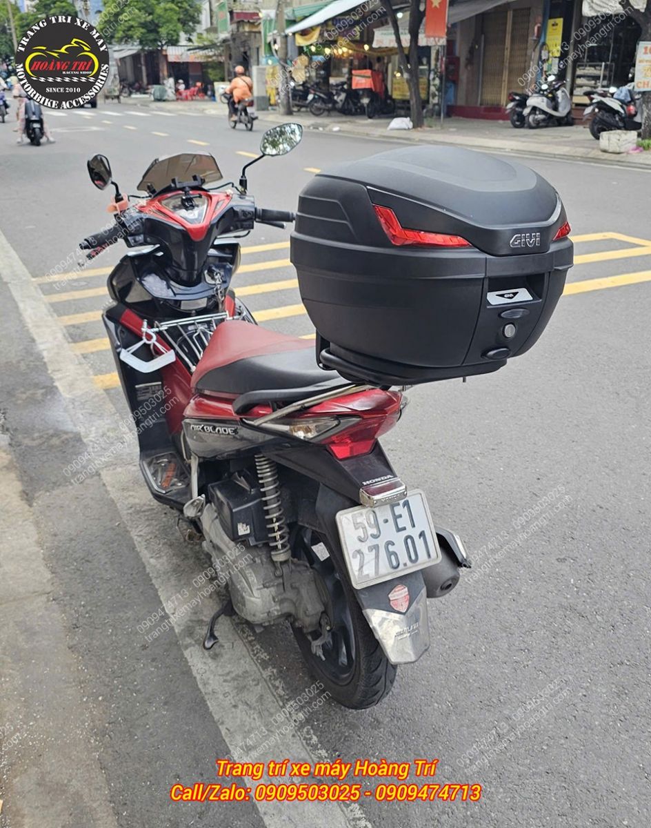 Airblade trang bị baga cùng thùng Givi phía sau, bổ sung không gian chứa đồ thuận tiện