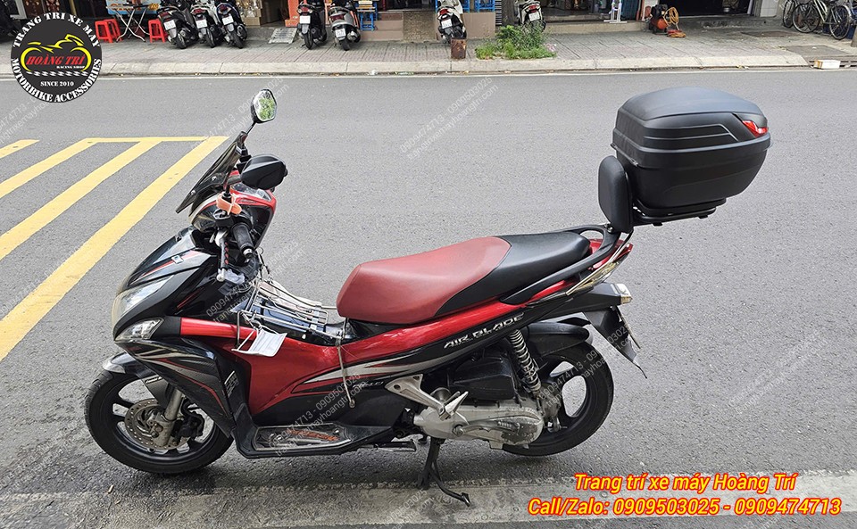 Góc nghiêng Airblade cho thấy baga tựa lưng và thùng sau bố trí hài hòa với xe