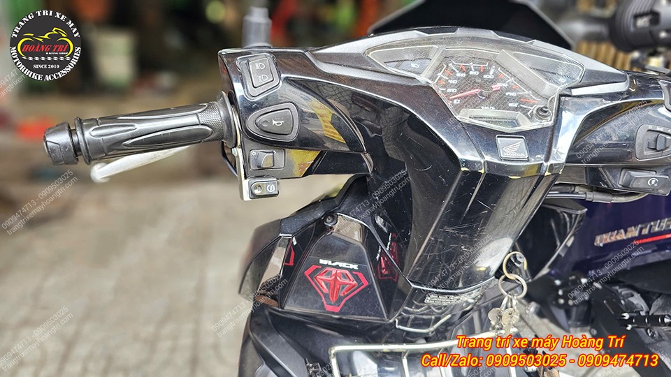 Công tắc đèn trợ sáng L4X F2 được bố trí gọn bên tay lái Airblade 2016