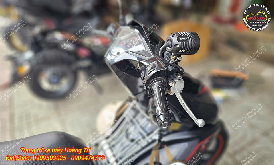 Cận cảnh đèn trợ sáng L4X F2 lắp chắc chắn trên chân kính bên phải xe AB 2016