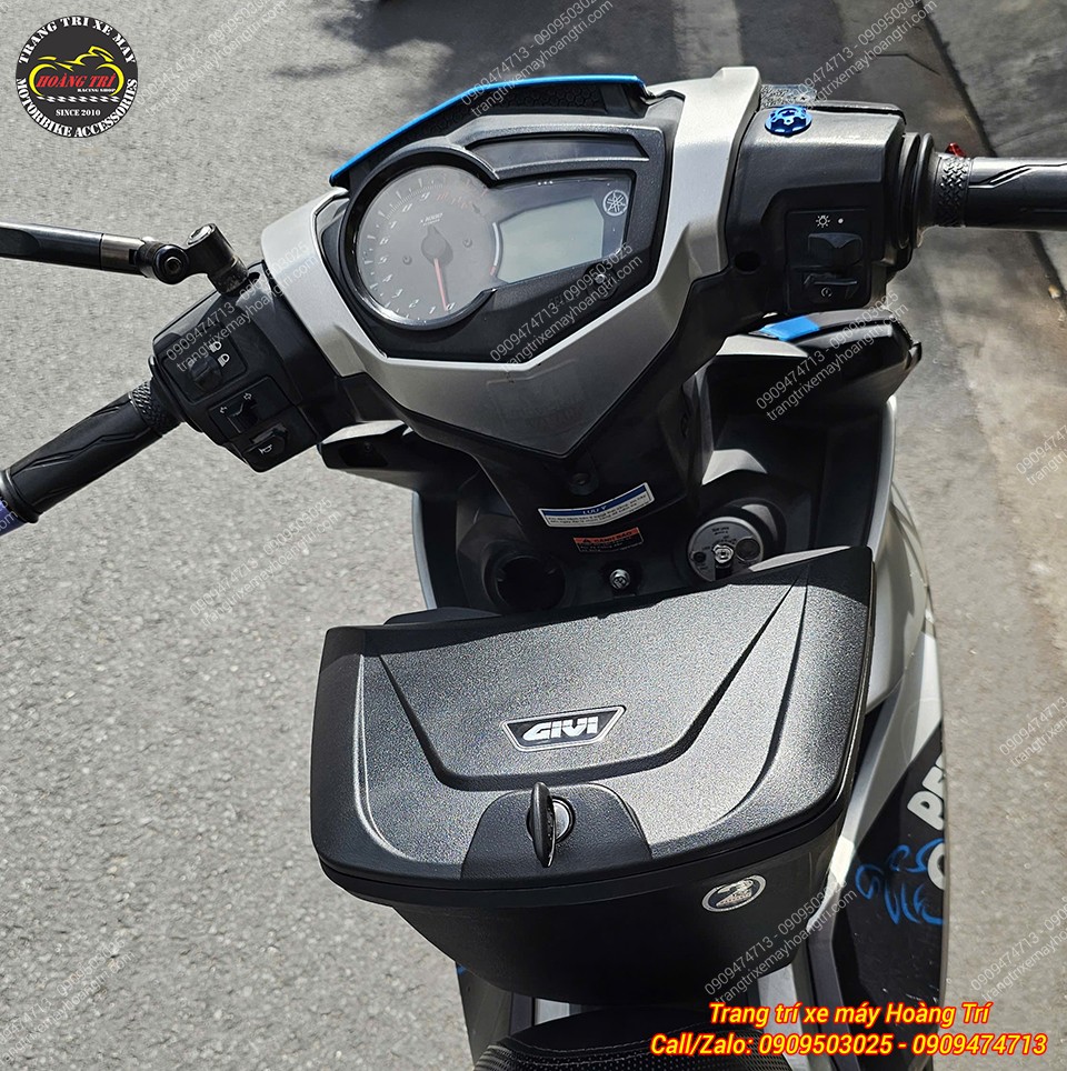 Cận cảnh thùng giữa Givi G11N lắp phía trước Exciter 150, thuận tiện để đồ dùng cá nhân