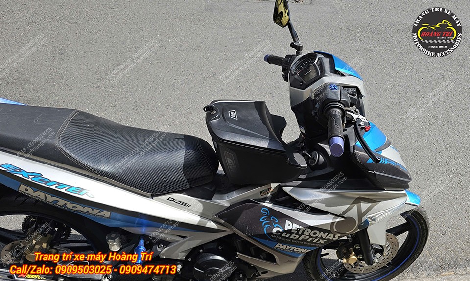 Thùng giữa Givi G11N được bố trí gọn trên Exciter 150, hài hòa với tổng thể xe