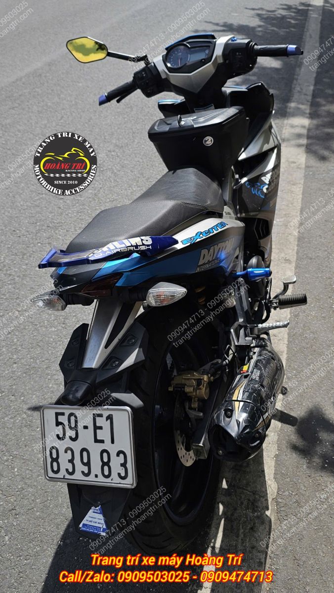 Góc nhìn phía sau cho thấy thùng Givi G11N nằm gọn gàng cân đối trên xe Exciter 150