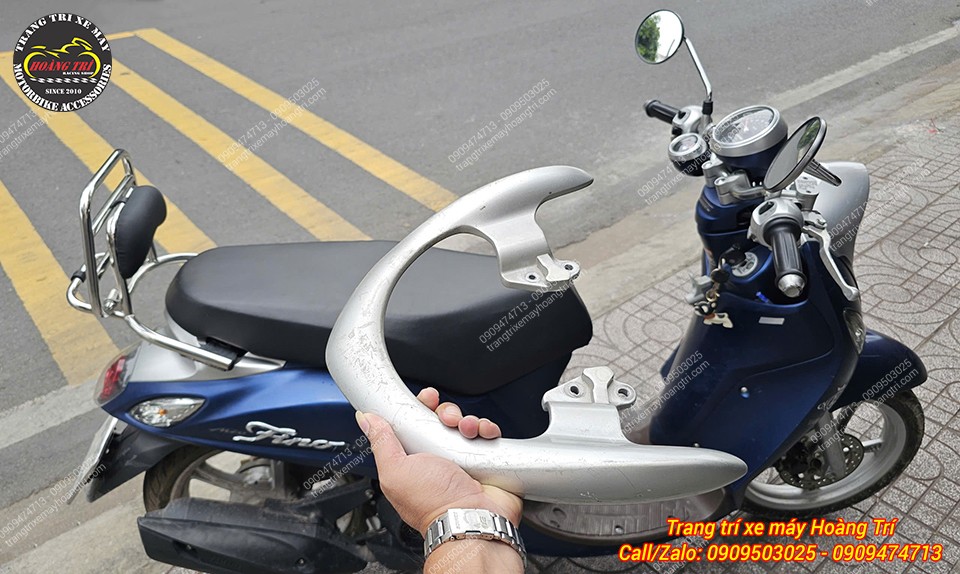 Trên tay cản zin Yamaha Fino được tháo ra để thay thế bằng baga sau tích hợp tựa lưng