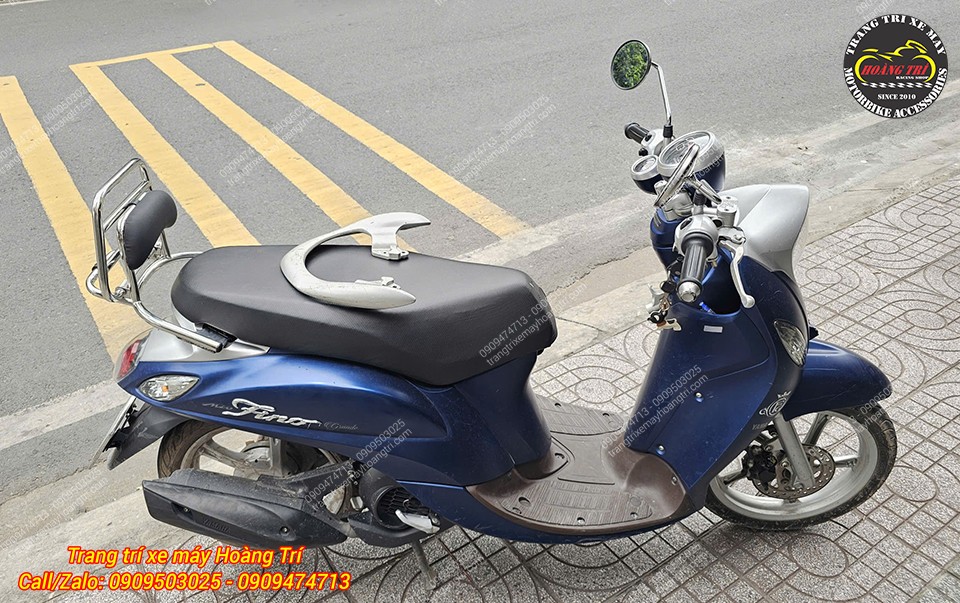Baga tựa lưng được lắp cân đối phía sau Yamaha Fino, hài hòa với kiểu dáng xe cổ điển