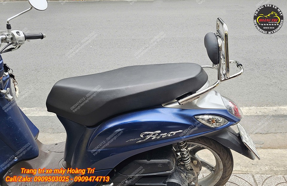 Cận cảnh baga sau Yamaha Fino với nệm tựa lưng êm ái, hỗ trợ người ngồi phía sau