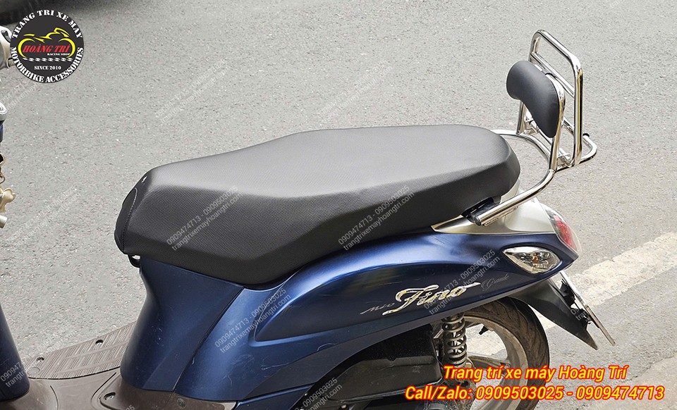 Baga inox ôm gọn phần đuôi Yamaha Fino, kết hợp nệm tựa lưng tạo sự thoải mái hơn