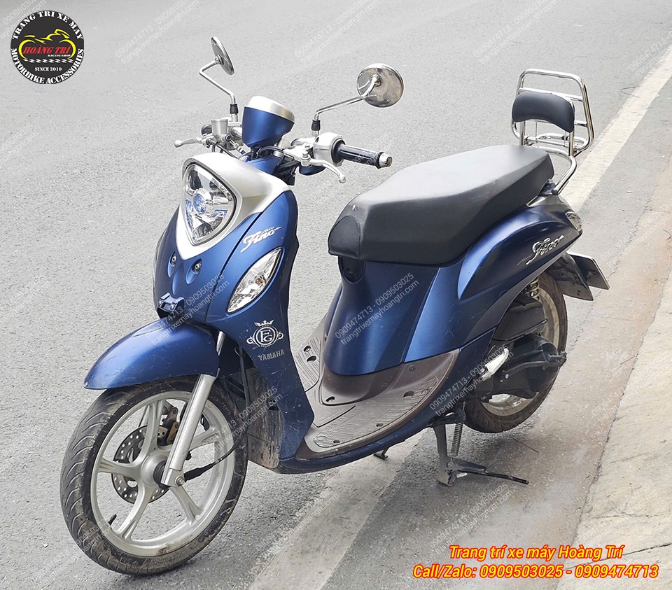 Góc trước Yamaha Fino cho thấy baga tựa lưng phía sau gọn gàng, không phá dáng tổng thể
