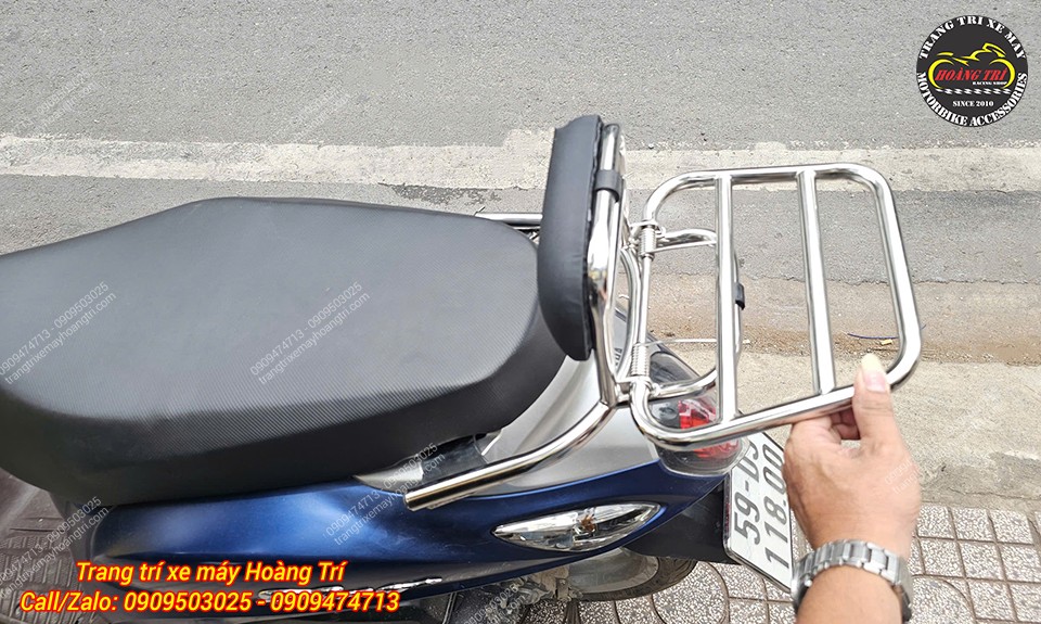 Phần giá chở đồ trên baga Yamaha Fino có thể gập lên xuống linh hoạt theo nhu cầu