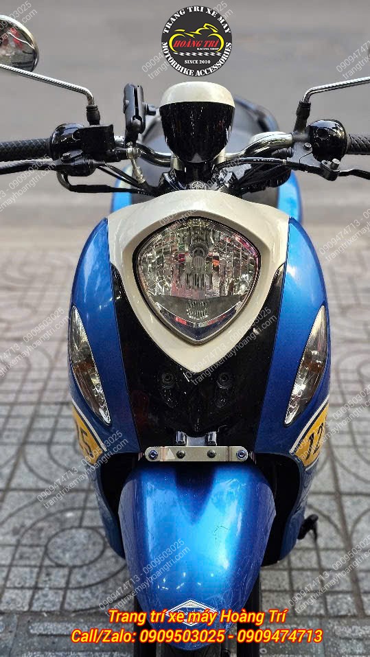 Mặt nạ phía trước đã được tháo ra chuẩn bị trang bị baga trước kiểu Vespa mẫu V2