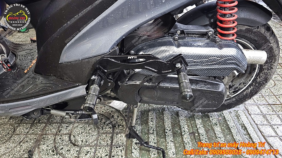 Bộ gác chân phụ HTR được bật ra giúp để chân dễ dàng - Mỗi gác chân có cơ chế bật gấp riêng