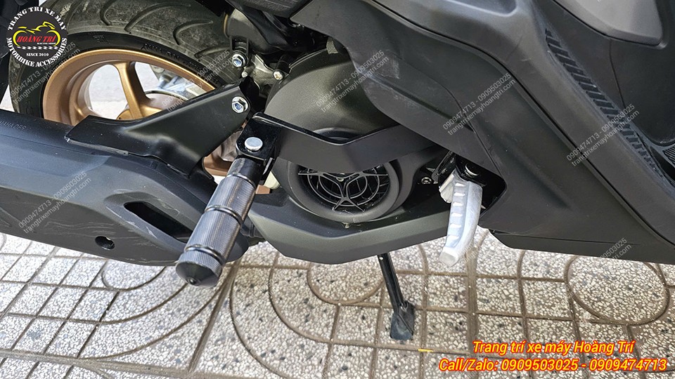 Cận cảnh gác chân phụ Yamaha Gear thiết kế dạng trụ tròn, bề mặt bám chắc chân