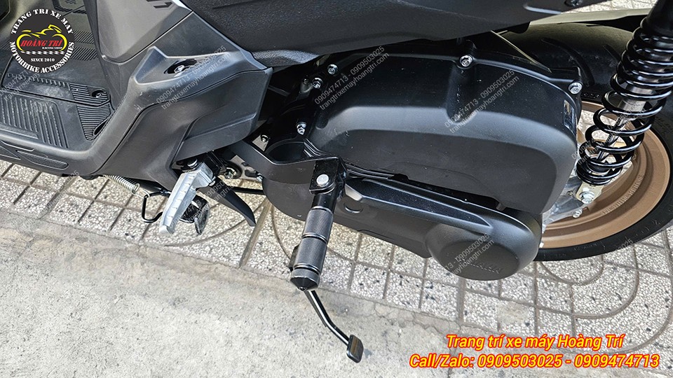 Gác chân phụ Yamaha Gear được lắp chắc chắn bên hông, thêm vị trí đặt chân tiện lợi