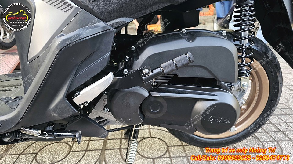 Khi gập lên, gác chân phụ Yamaha Gear nằm sát thân xe, giữ tổng thể gọn gàng