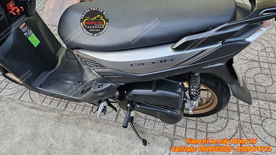 Góc nhìn bên hông cho thấy gác chân phụ Yamaha Gear bố trí cân đối, hài hòa với xe