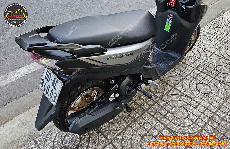 Nhìn từ phía sau, gác chân phụ Yamaha Gear giúp hai người ngồi sau có chỗ gác chân thoải mái
