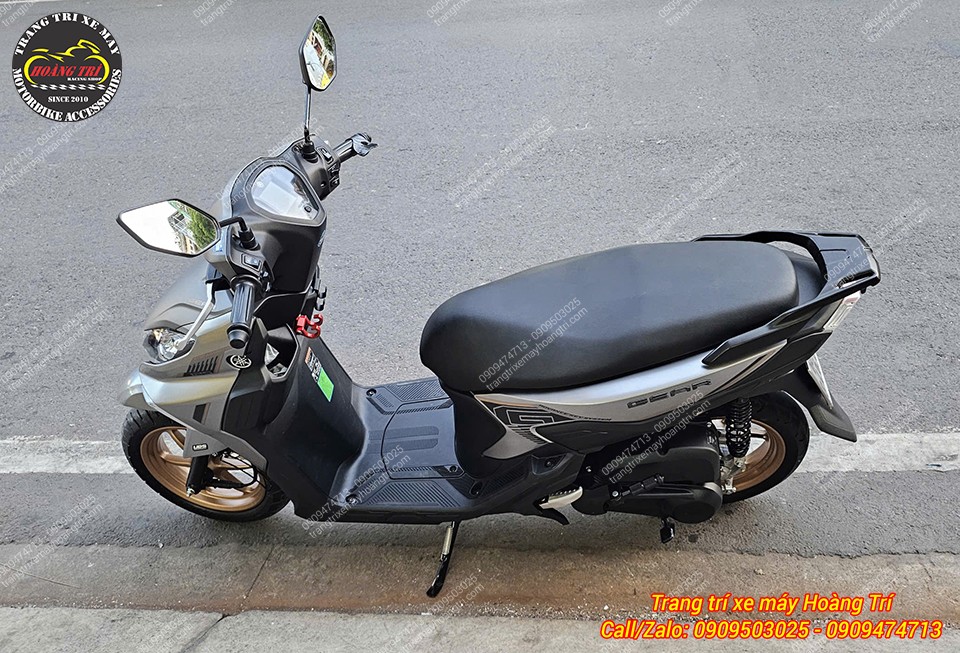 Yamaha Gear nhìn từ bên trái với gác chân phụ được lắp gọn, không ảnh hưởng tổng thể
